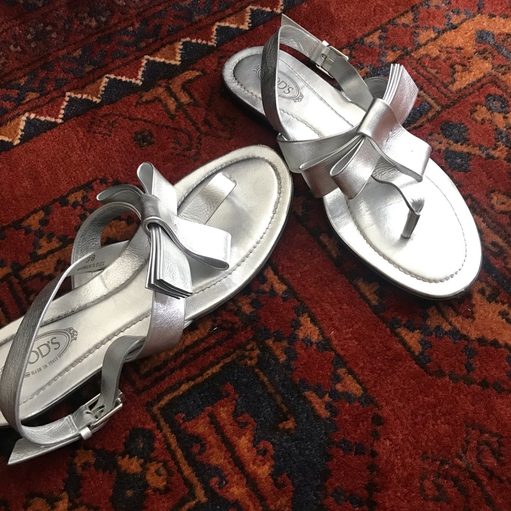 Tod’s silver flats